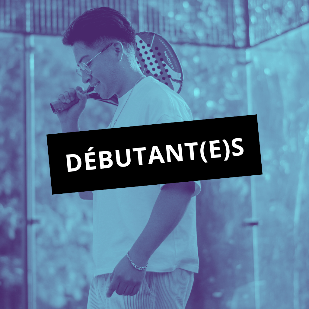 Un joueur débutant le padel dans une ambiance conviviale à Le Havre