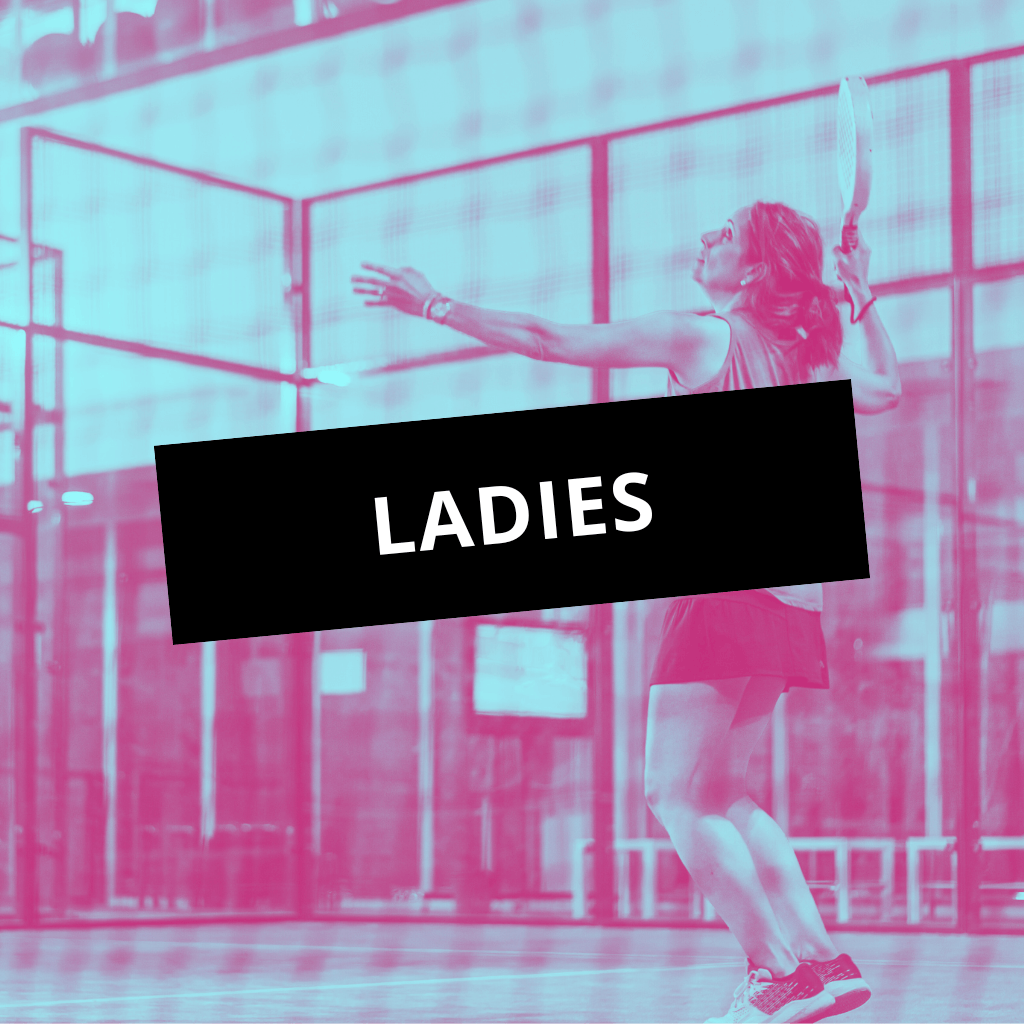 Une joueuse de padel en action sur le court, énergie et convivialité à Le Havre